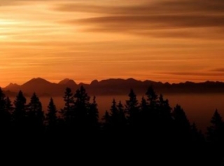  夏布莱河的早晨徒步旅行 